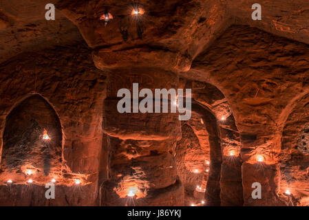 Usando T luci per illuminare le camere sotterranee di Caynton Grotte, vicino a Shifnal, Shropshire, Inghilterra, Regno Unito. Foto Stock