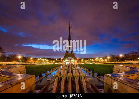 Torre Eiffel all'alba con nuvole e luci della città dal Trocadero, Parigi, Francia Foto Stock