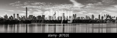 Mattina vista panoramica del centro cittadino di Manhattan grattacieli e il Central Park il serbatoio in bianco e nero. La città di New York Foto Stock