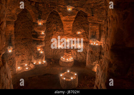 Usando T luci per illuminare le camere sotterranee di Caynton Grotte, vicino a Shifnal, Shropshire, Inghilterra, Regno Unito. Foto Stock