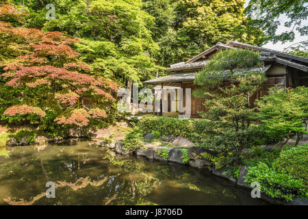 Sala da tè presso Shinchi Teien o il Giardino del Sacro Stagno presso il Santuario Yasukuni in Primavera, Tokyo, Giappone Foto Stock