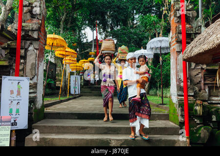 UBUD, Indonesia - 2 Marzo: famiglia cammina giù per le scale durante la celebrazione prima Nyepi (Giorno Balinese di silenzio) il 2 marzo 2016 in Ubud, Indone Foto Stock