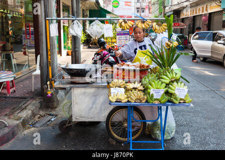 BANGKOK, Tailandia - 24 aprile: Donna vendita di frutta sulla strada di Bangkok Chinatown il 24 aprile 2016 a Bangkok, in Thailandia. Foto Stock