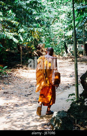 KRABI, Tailandia - 10 aprile: monaco buddista a piedi attraverso la foresta pluviale su Aprile 10, 2016 in Krabi, Thailandia. Foto Stock