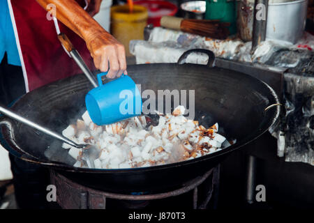 GEORGE TOWN, Malesia - 23 Marzo 2016: l'uomo è la cottura presso Kimberly cibo di strada del mercato notturno su Marzo 23, 2016 di George Town, Malaysia. Foto Stock