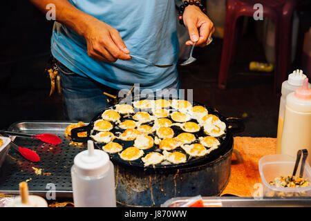 CHIANG MAI, Thailandia - 21 agosto: fornitore di cibo cucinare uova di quaglia al mercato di domenica (walking street) il 21 agosto 2016 a Chiang Mai, Thailandia. Foto Stock