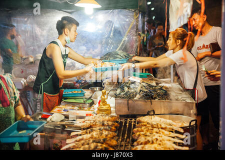 CHIANG MAI, Thailandia - 27 agosto: fornitore di cibo cuochi e vende pesce e frutti di mare a la notte del sabato di mercato (walking street) il 27 agosto 2016 a chi Foto Stock