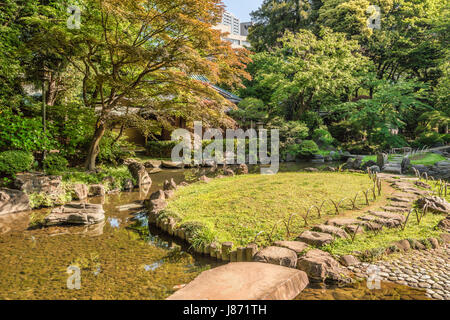 Shinchi Teien o Giardino Sacro dello Stagno al Santuario Yasukuni in Primavera, Tokyo, Giappone Foto Stock