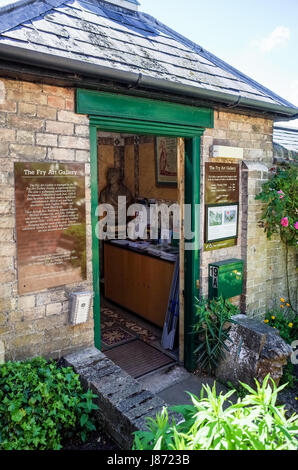 L'ingresso alla Galleria di RFI in Saffron Walden, Essex, Inghilterra. La galleria aperta nel 1987 ed ospita collezioni di arte locale per l'area. Foto Stock