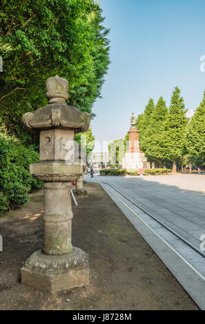 Lanterna di pietra e monumento a Ōmura Masujirō all'ingresso del Santuario Imperiale di Yasukuni, conosciuto in modo informale come il Santuario di Yasukuni, Tokyo, Giappone Foto Stock