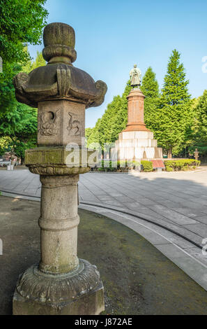 Lanterna di pietra e monumento a Ōmura Masujirō all'ingresso del Santuario Imperiale di Yasukuni, conosciuto in modo informale come il Santuario di Yasukuni, Tokyo, Giappone Foto Stock