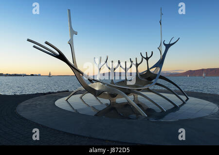 Solfar Scultura su Saebraut, progettato per assomigliare ad una nave vichinga, Lungomare di Reykjavik, Islanda Foto Stock