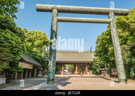 Daini Tori porta Shinto all'ingresso del Santuario Imperiale di Yasukuni; conosciuto in modo informale come il Santuario di Yasukuni; Chiyoda; Tokyo Foto Stock