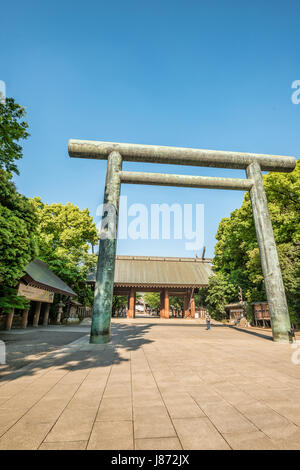 Daini Tori porta Shinto all'ingresso del Santuario Imperiale di Yasukuni; conosciuto in modo informale come il Santuario di Yasukuni; Chiyoda; Tokyo Foto Stock