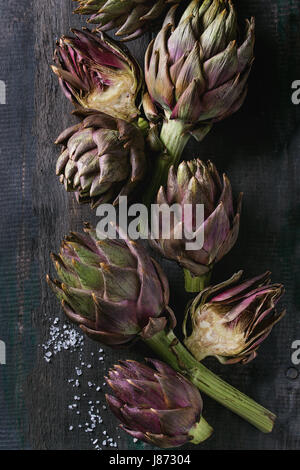 Non cotte carciofi viola Foto Stock