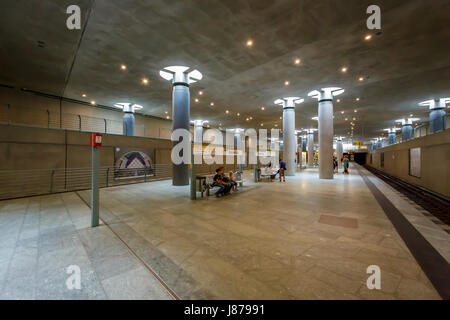 Berlino - 24 agosto: Bundestag Stazione della Metropolitana (U-Bahn) il 24 agosto 2013 a Berlino, Germania. La Berlino U-Bahn è stato aperto nel 1902 e serve 1 Foto Stock