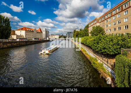 Gita in barca nel fiume Spree, Berlino, Germania Foto Stock
