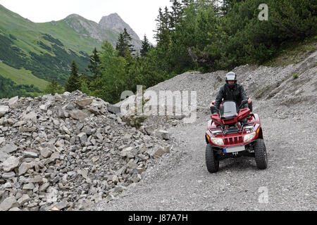 Con il quad attraverso le montagne Foto Stock