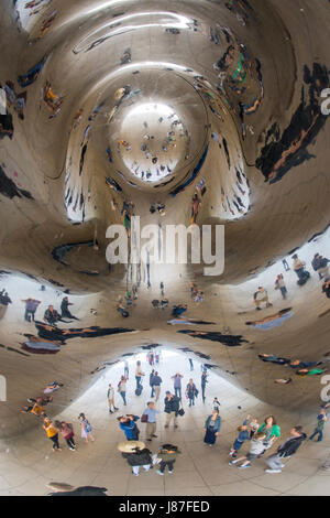 Popolarmente conosciuta come il fagiolo, la scultura dato il titolo è il Cloud Gate. 'Cloud Gate è un pubblico scultura di Indiano-nato artista britannico Anish Kapoor, Foto Stock