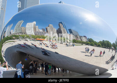 Popolarmente conosciuta come il fagiolo, la scultura dato il titolo è il Cloud Gate. 'Cloud Gate è un pubblico scultura di Indiano-nato artista britannico Anish Kapoor, Foto Stock