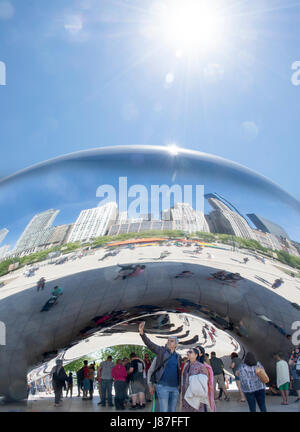 Popolarmente conosciuta come il fagiolo, la scultura dato il titolo è il Cloud Gate. 'Cloud Gate è un pubblico scultura di Indiano-nato artista britannico Anish Kapoor, Foto Stock