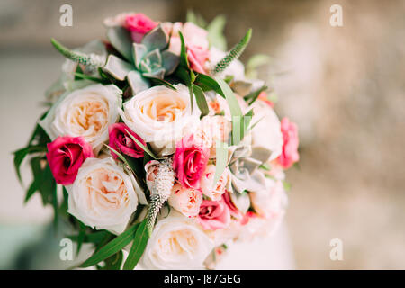 Wedding bouquet di rose e peonie e succulente sulle rocce. Nozze in Montenegro, dell'Adriatico. Foto Stock