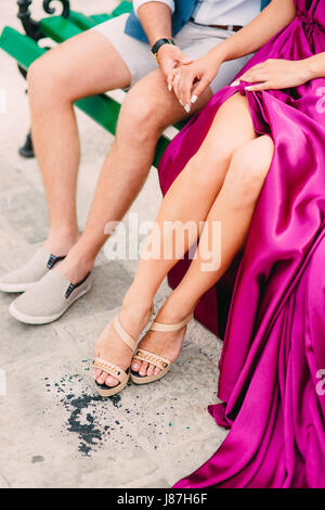 Gli sposi sul banco di lavoro. Gambe di close-up. Nozze in Montenegro. Foto Stock