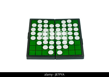 Bianco a forma di cuore sulla Othellos Green Grid Othello Board isolato Foto Stock