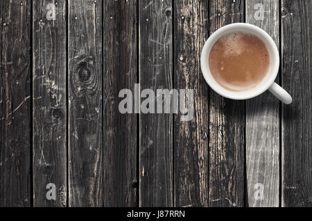 White tazza di caffè, vista dall'alto sul legno scuro dello sfondo della tabella Foto Stock