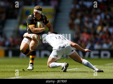 Vespe' Thomas Young è affrontato da Exeter Chiefs' Ian Whitten durante la Aviva Premiership finale allo Stadio di Twickenham, Londra. Foto Stock