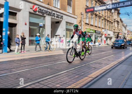 Zagabria, Croazia - 23 Aprile 2017: gara ciclistica Tour della Croazia 2017. I ciclisti guidando l'ultimo stadio nella città di Zagabria Foto Stock