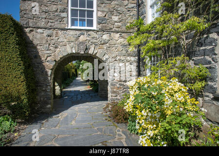 Plas Brondanw giardini vicino Garreg, il Galles del Nord. Un bellissimo giardino creato da Clough Williams-Ellis. Foto Stock