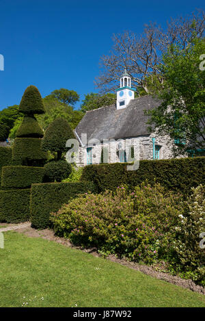 Topiaria da a Plas Brondanw giardini vicino Garreg, il Galles del Nord. Un bellissimo giardino creato da Clough Williams-Ellis. Foto Stock