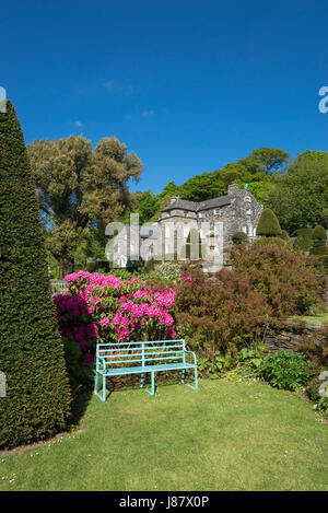 Casa e giardino in primavera. Plas Brondanw giardini vicino Garreg, il Galles del Nord. Un bellissimo giardino creato da Clough Williams-Ellis. Foto Stock