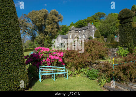 Casa e giardino in primavera. Plas Brondanw giardini vicino Garreg, il Galles del Nord. Un bellissimo giardino creato da Clough Williams-Ellis. Foto Stock