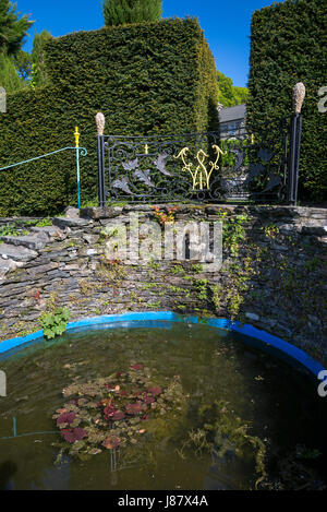 Piscina rotonda in Plas Brondanw giardini vicino Garreg, il Galles del Nord. Un bellissimo giardino creato da Clough Williams-Ellis. Foto Stock