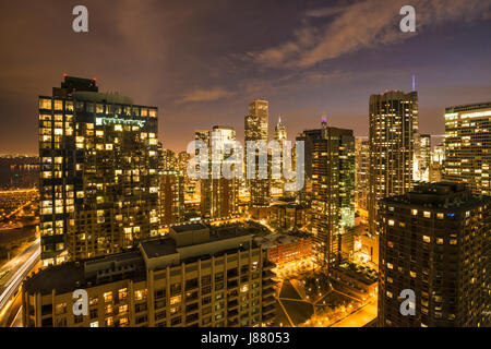 Notte scenic di Chicago di edifici da vista lago USA Foto Stock