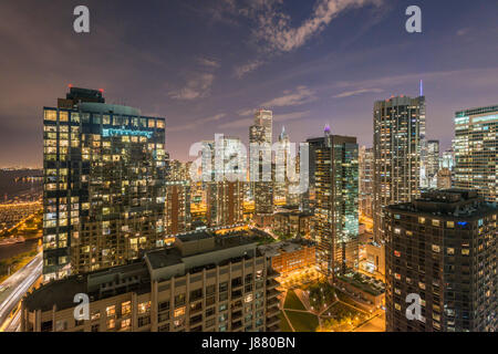 Notte scenic di Chicago di edifici da vista lago USA Foto Stock