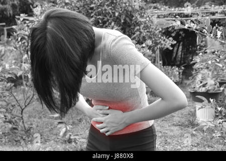 Giovane donna che soffre di dolori stomachache,giovane donna stomachache,un sano concetto. Foto Stock