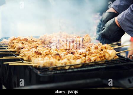 La cottura di carni di pollo alla griglia Foto Stock