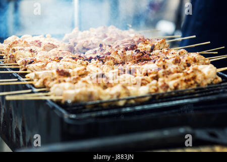 Grigliate di carne di pollo su spiedini Foto Stock