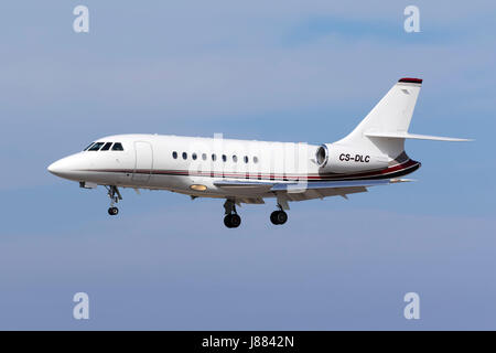 Sito NetJets Dassault Falcon 2000EX [CS-DLC] finali sulla pista 31. Foto Stock