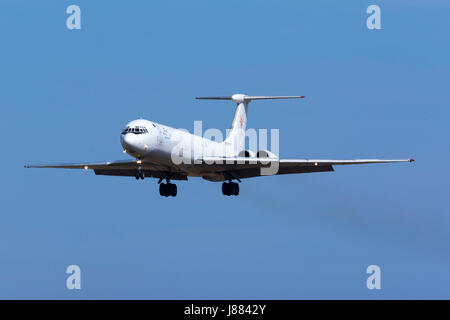 Rada Airlines Ilyushin Il-62MGr [EW-450TR] pista di atterraggio 31. Questo velivolo è estremamente raro oggigiorno! Foto Stock