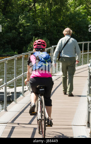 Un ciclista sul Grand Union Canal vicino a King's Cross a Londra, Inghilterra, Regno Unito. Foto Stock