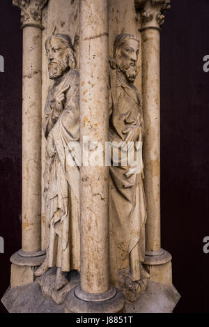 Incisioni sulla parte esterna della Basilica di St Denis, Francia Foto Stock