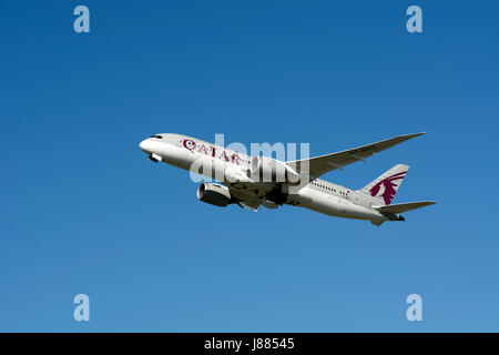 Il Qatar Boeing 787 Dreamliner decollo all'Aeroporto di Birmingham, UK (A7-BDC) Foto Stock