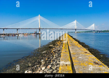 Quasi completato il nuovo ponte stradale denominato Queensferry incrocio tra sud e nord Queensferry nei pressi di Edimburgo in Scozia UK visto da Port Edgar Foto Stock