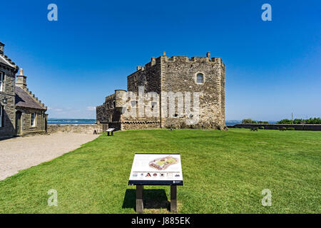 La nerezza castello nel villaggio scozzese di nerezza da Firth of Forth vicino a Linlithgow Regno Unito Scozia Foto Stock