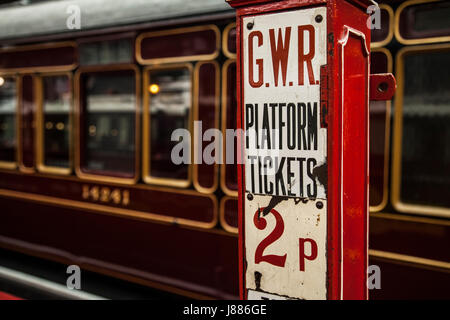 Una vecchia piattaforma ticket machine in mostra presso il Museo Nazionale delle Ferrovie York England Regno Unito Foto Stock