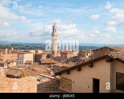 Sopra i tetti di Siena alla Torre del Mangia Foto Stock